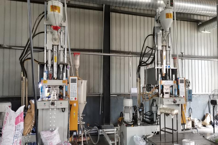 automatic injection molding machine